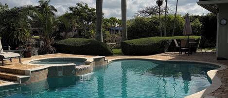 Alberca al aire libre y alberca climatizada