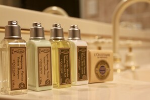 Combined shower/tub, hair dryer, towels, soap