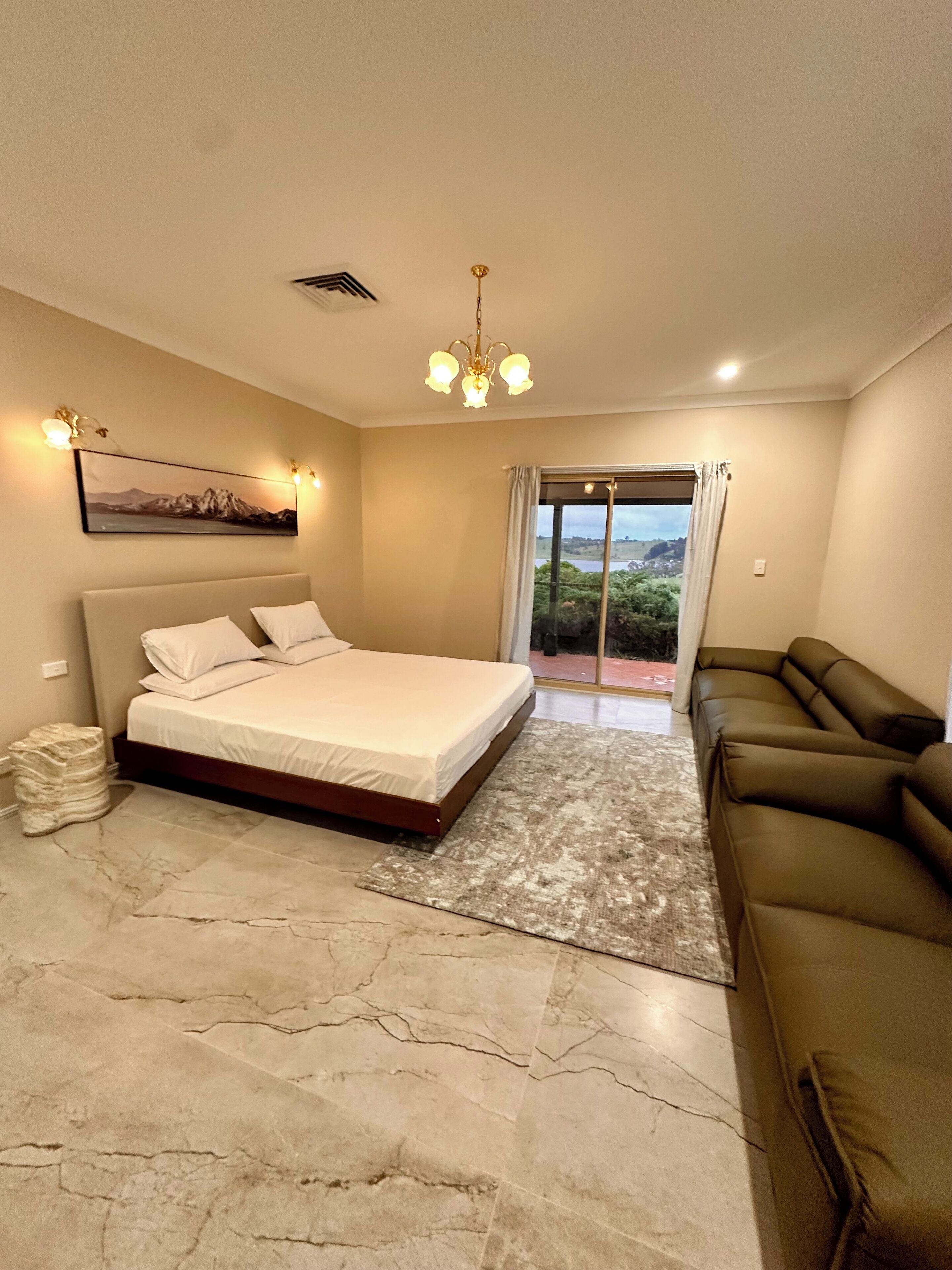 5 bedrooms, iron/ironing board, WiFi, bed sheets