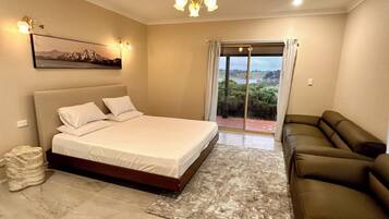 5 bedrooms, iron/ironing board, WiFi, bed sheets