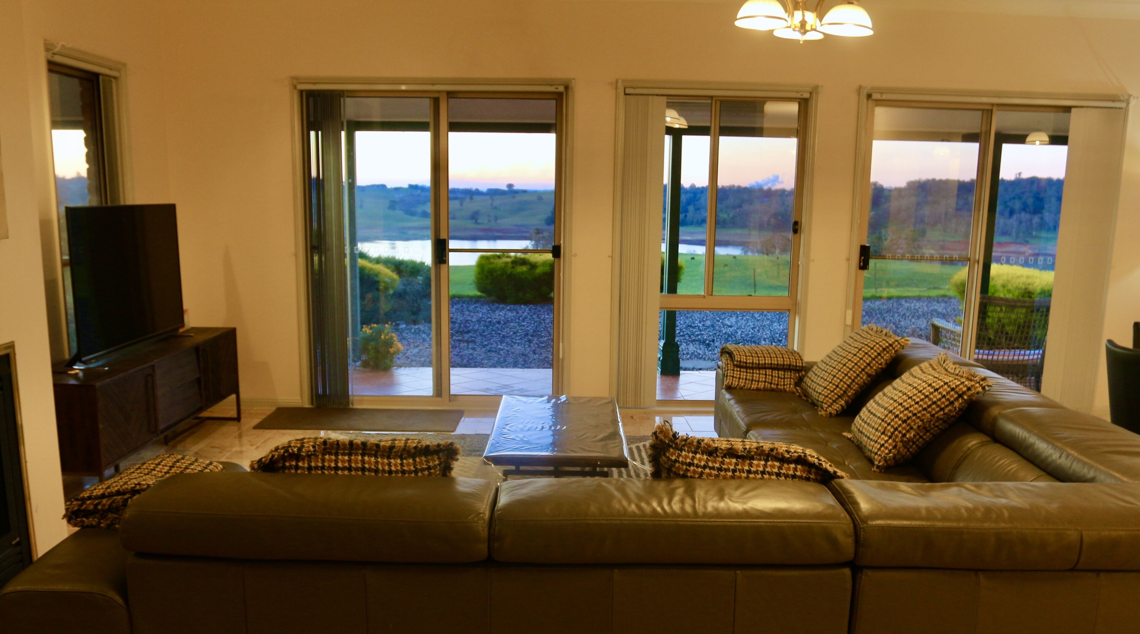 ABSOLUTE LUXURIOUS LAKEFRONT HOMESTEAD AT ALPINE LAKE OF OBERON BLUE MOUNTAINS