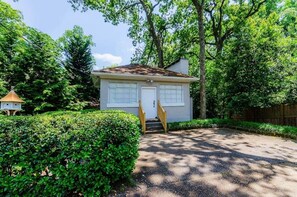 Exterior - Executive Emory studio, sleeps 2 (Atlanta)