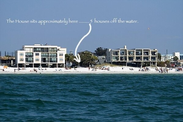 Nær stranden, solsenger og strandhåndklær