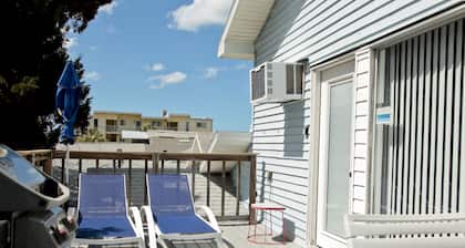 Great Studio - Under 2 minute walk to beach where dogs are welcome