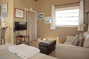 Tabla de planchar con plancha, wifi gratis, ropa de cama y despertador 