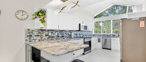 冷蔵庫、電子レンジ、オーブン、コンロ