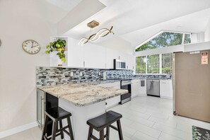 Geladeira, micro-ondas, fogão, cooktop