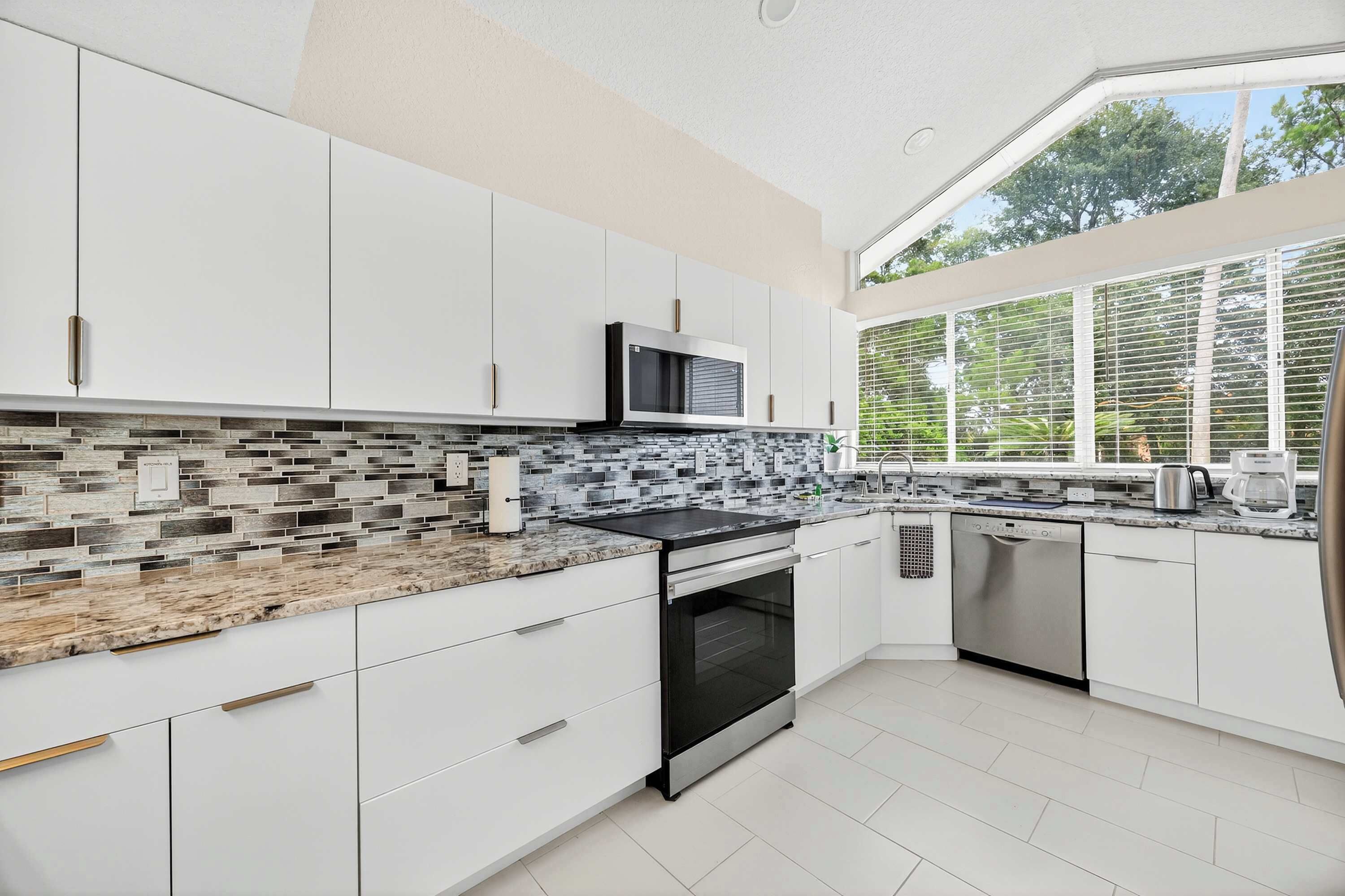 Kylskåp, mikrovågsugn, ugn och spishäll