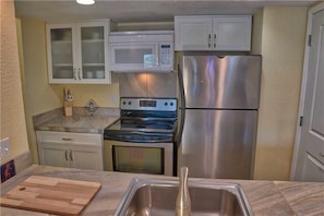 Superior Condo | Private kitchen | Full-size fridge, microwave, oven, stovetop - Longbranch 309 (Breckenridge)