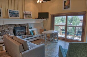 Apartamento superior | Zona de estar | Una televisión de pantalla plana