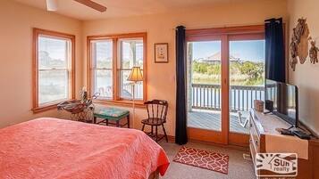 6 bedrooms, desk, iron/ironing board, free WiFi