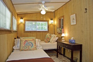 2 Schlafzimmer, Zimmersafe, Schreibtisch, Bügeleisen/Bügelbrett