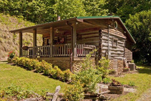 Discounted Rates! Touch the STARS! at Asheville's Authentic 1890's Log Cabin!