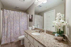 吹风机、毛巾、肥皂、洗发水