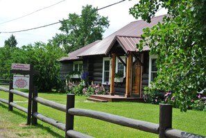 Exterior - THE CANDY KITCHEN  NEAR HISTORIC GLACIER PK LODGE & GOLF COURSE (East Glacier Park Village)
