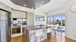 冰箱、微波炉、烤箱、炉灶