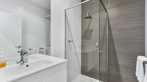 Badewanne, Haartrockner, Handtücher, Seife