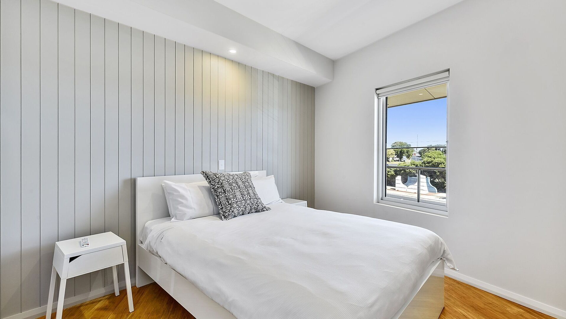 3 habitaciones, tabla de planchar con plancha y cuna de viaje 