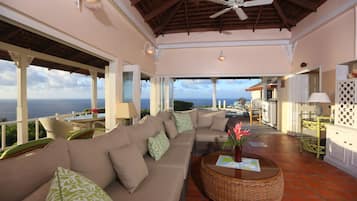 Smart TV, libros y estéreo