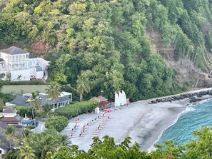 Perto da praia, espreguiçadeiras, toalhas de praia 