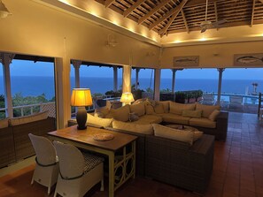 Smart TV, livros, aparelho de som