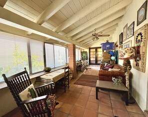 Smart TV, chimenea, reproductor de DVD y libros
