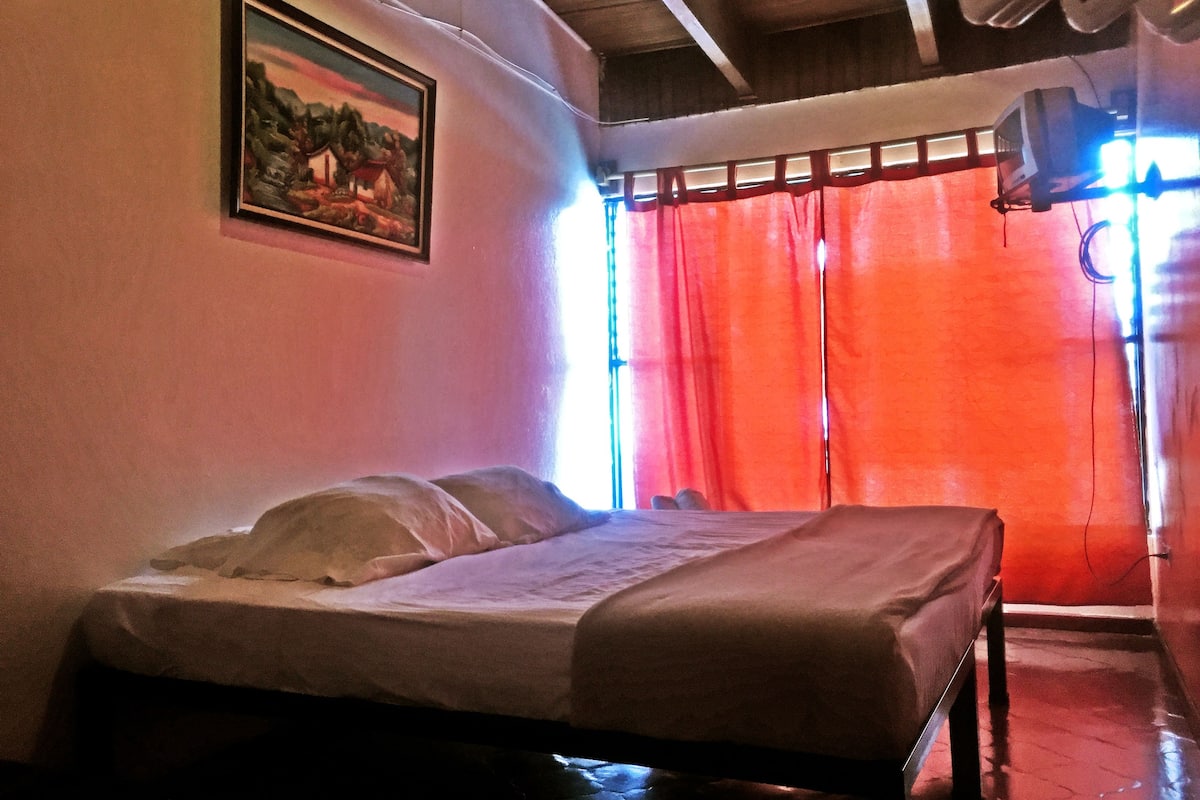 In-room safe, free WiFi, bed sheets