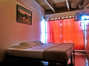 Quarto casal econômico, 1 cama King, banheiro compartilhado | Cofres nos quartos, Wi-Fi de cortesia, roupa de cama