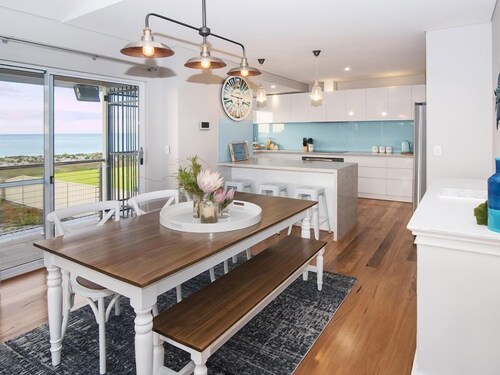 Busselton Beach House "Luxury Beach Front & Spacious 2 Storey Home"