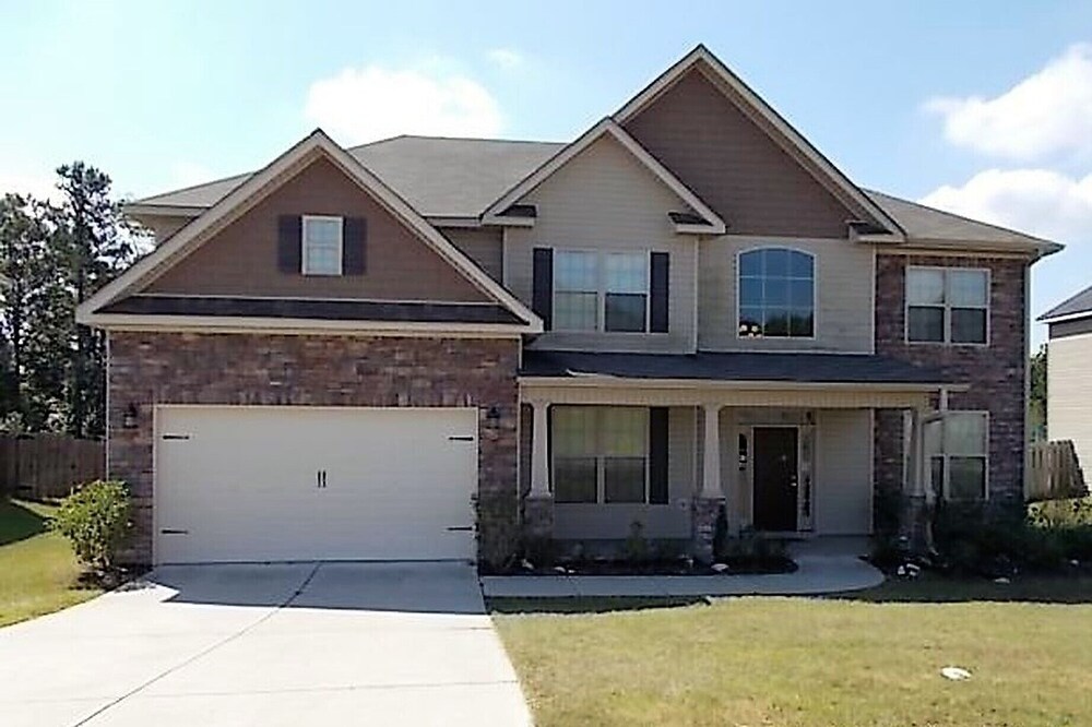 New Listing! Fully furnished! Available for Master's!!
