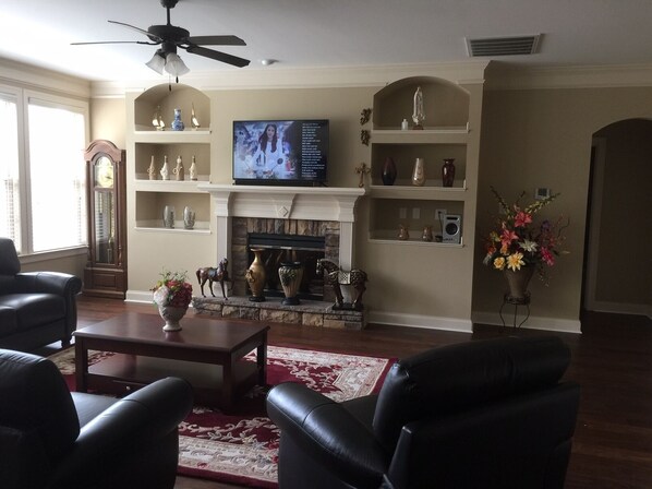 A living room with a fireplace, television, and decorative items. - New Listing! Fully furnished! Available for Master's!! (Augusta)