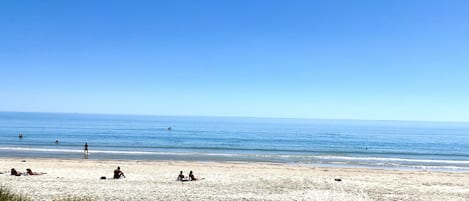Una spiaggia nelle vicinanze, lettini da mare, teli da spiaggia