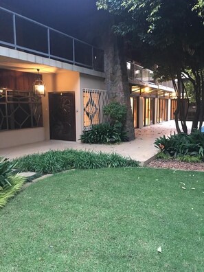 Exterior detail - Luxury Executive Apartment Overlooking Beautiful Pool & Garden (Bedfordview)