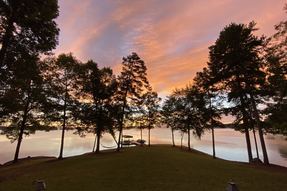 Paradise Point on Lake Oconee with amazing views of the Lake!