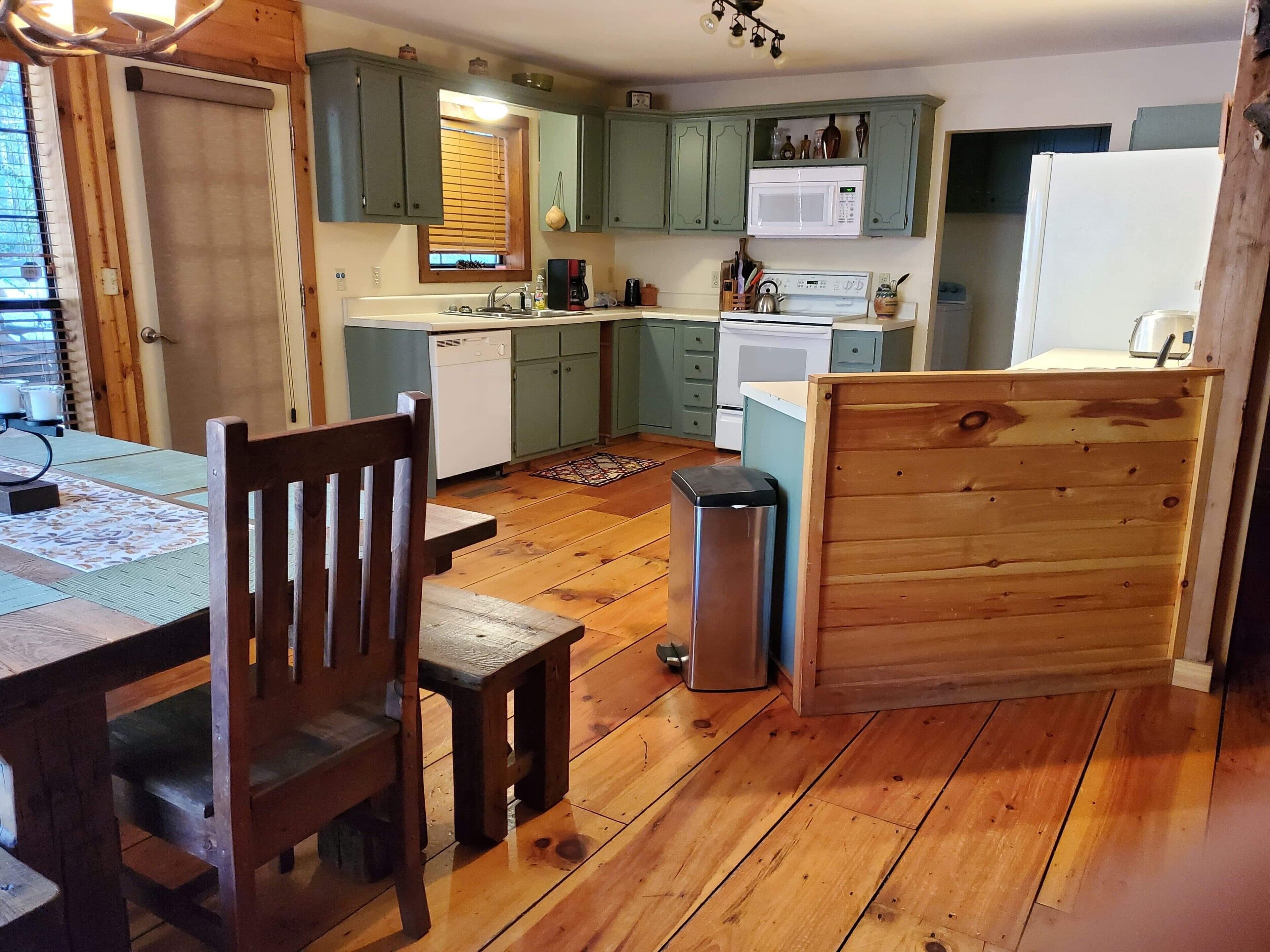 Relax in Seclusion at the 'Cozy Creekside Lodge' with Creekfront Sleeping Porch