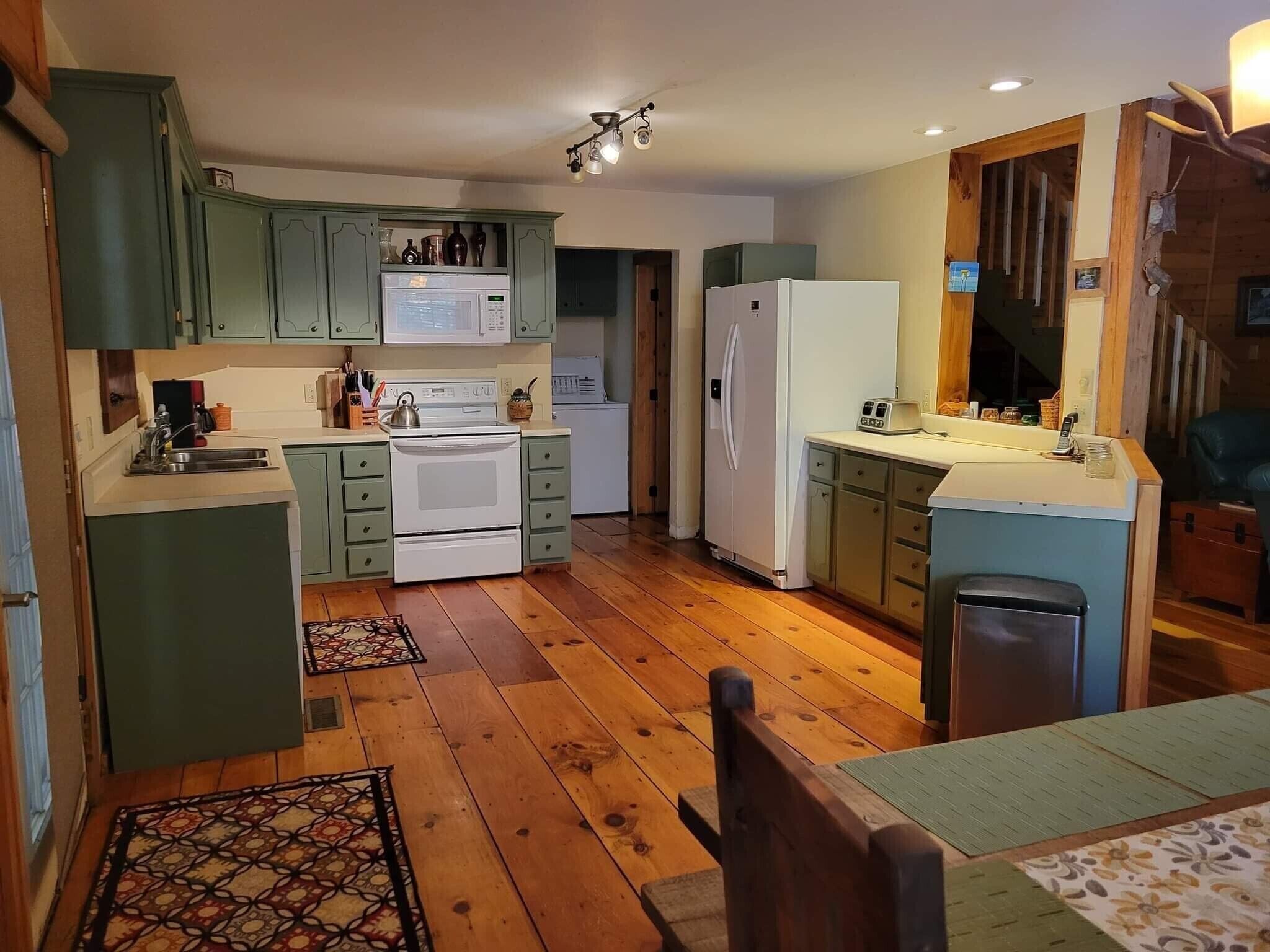 Relax in Seclusion at the 'Cozy Creekside Lodge' with Creekfront Sleeping Porch