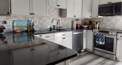 Tilava Great Room, Uusi Deck, mukavat kalusteet, helppo pääsy rannalle