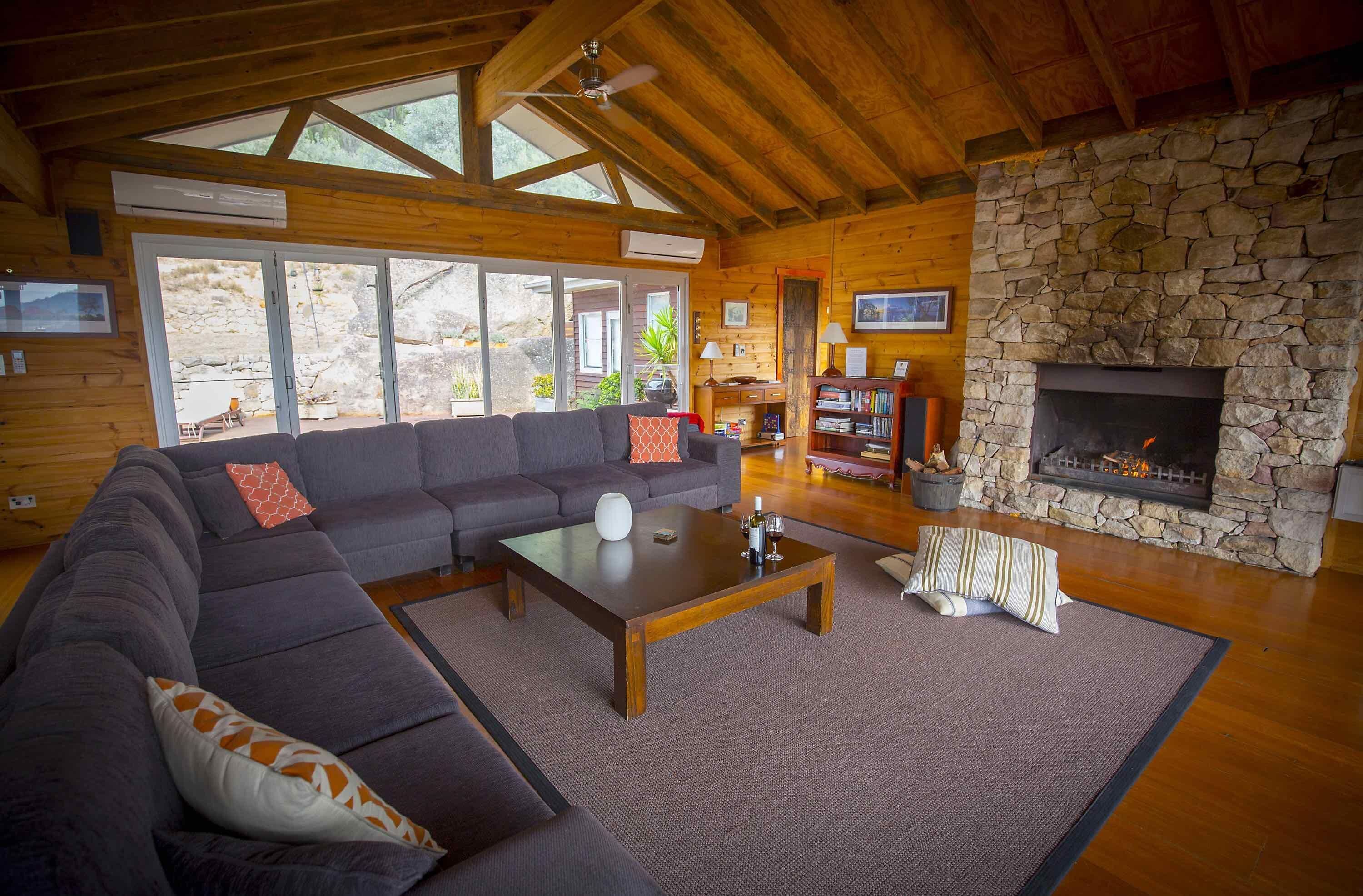 Milbrodale Lodge - Architecturally designed 4 bdrm mountainside house, great views and open fireplace