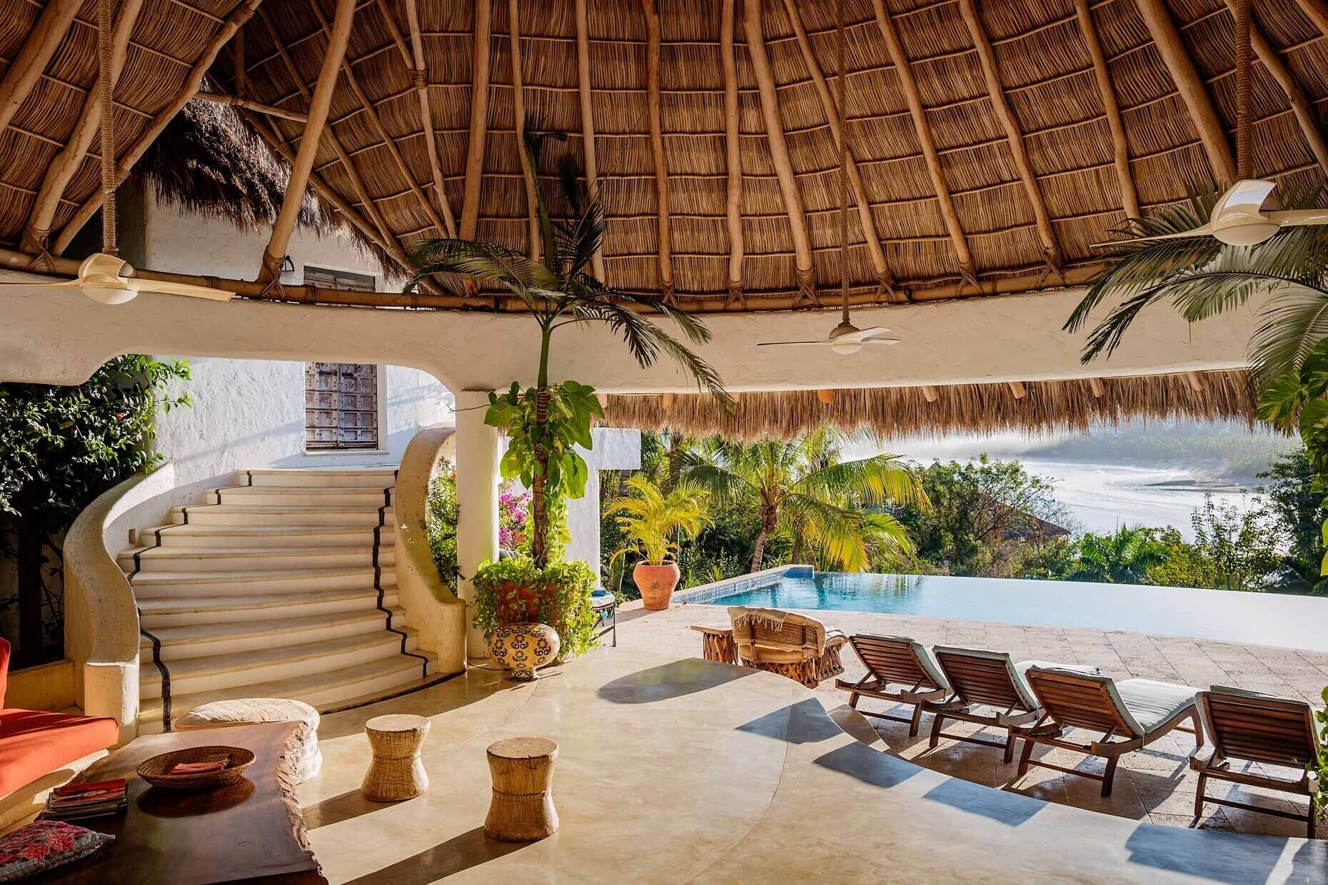 Piscine à débordement, piscine chauffée