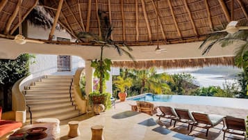 Piscine à débordement, piscine chauffée