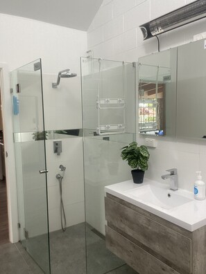 Shower, hair dryer, bidet, towels - Peaceful beach retreat, close to IGA Store, Bakery, Cafe Bistro & 30 min Hobart (Dodges Ferry)