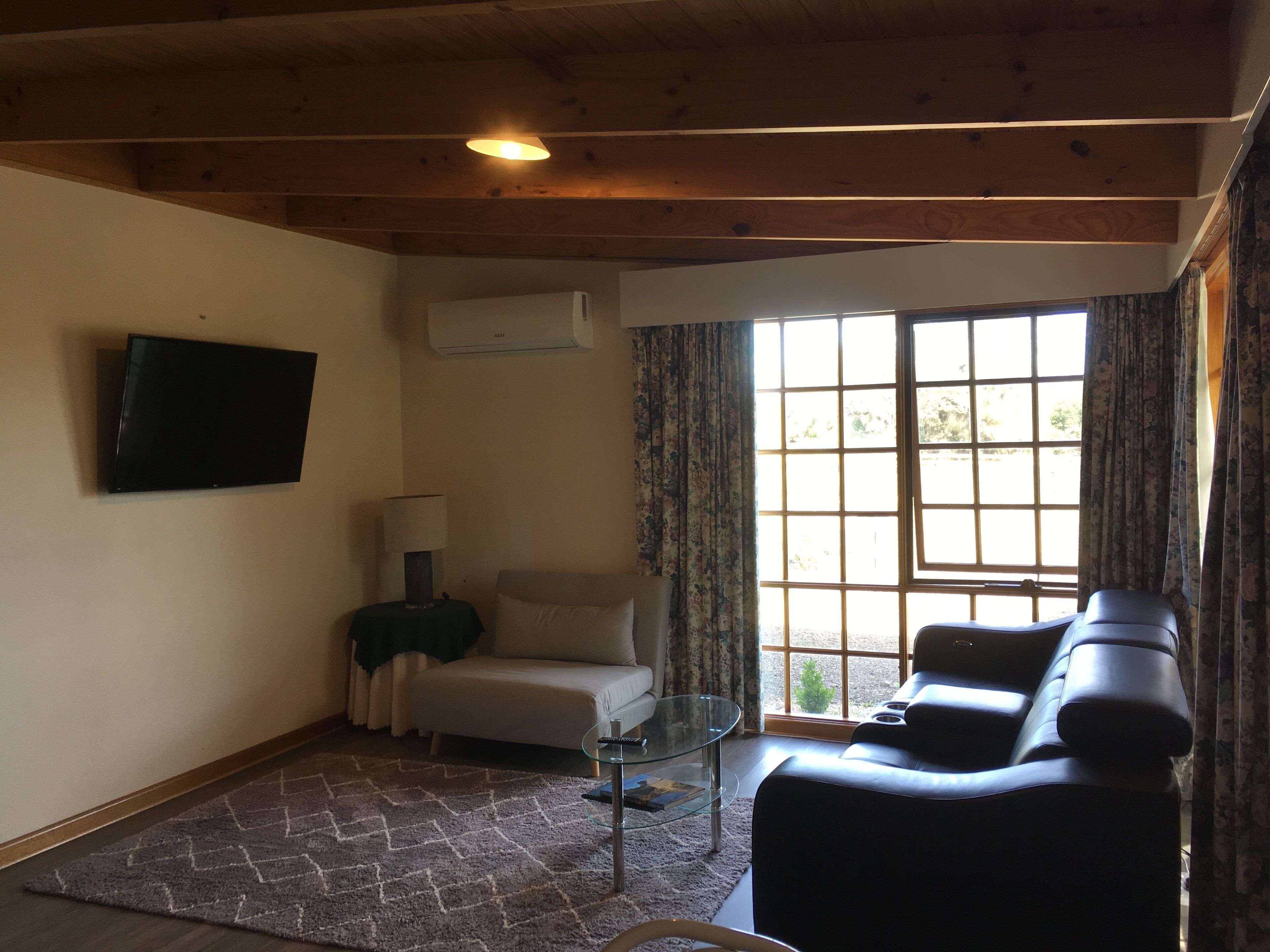 Comfy & roomy 1 Bed Room unit 3 @ beachside Dodges. Just 30 min from Hobart