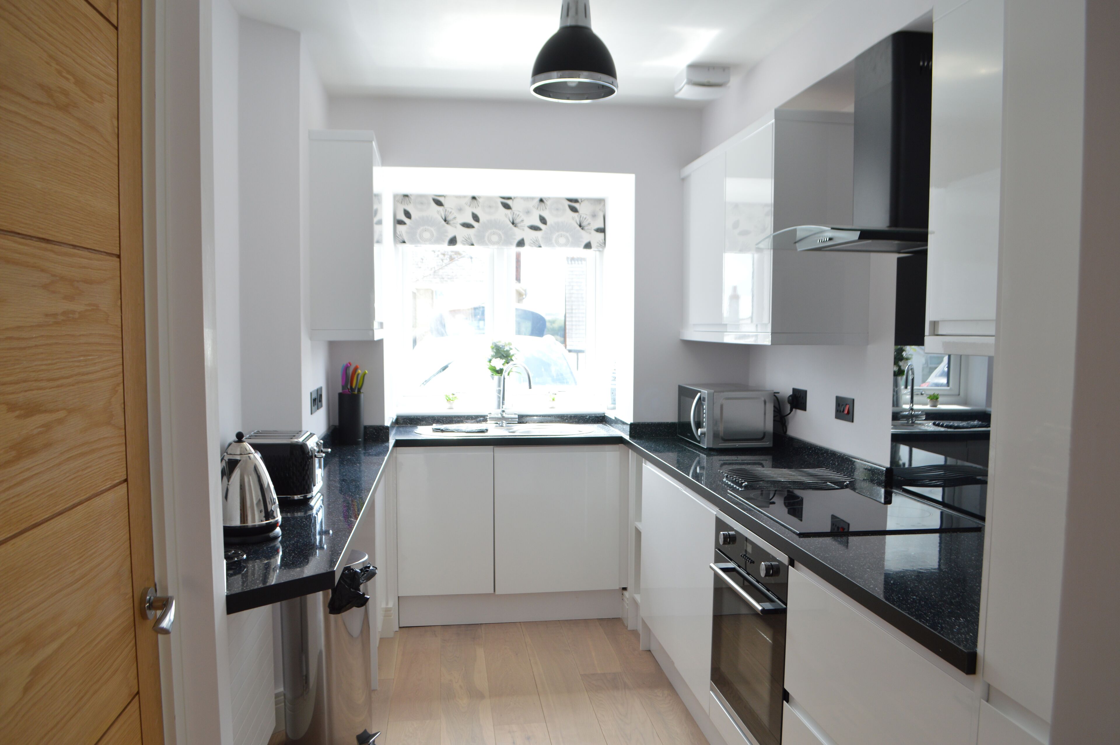 Kitchen, built-in Oven, hob, dishwasher, washing machine/dryer, fridge/freezer