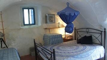 2 quartos, escrivaninha, ferros/tábuas de passar roupa