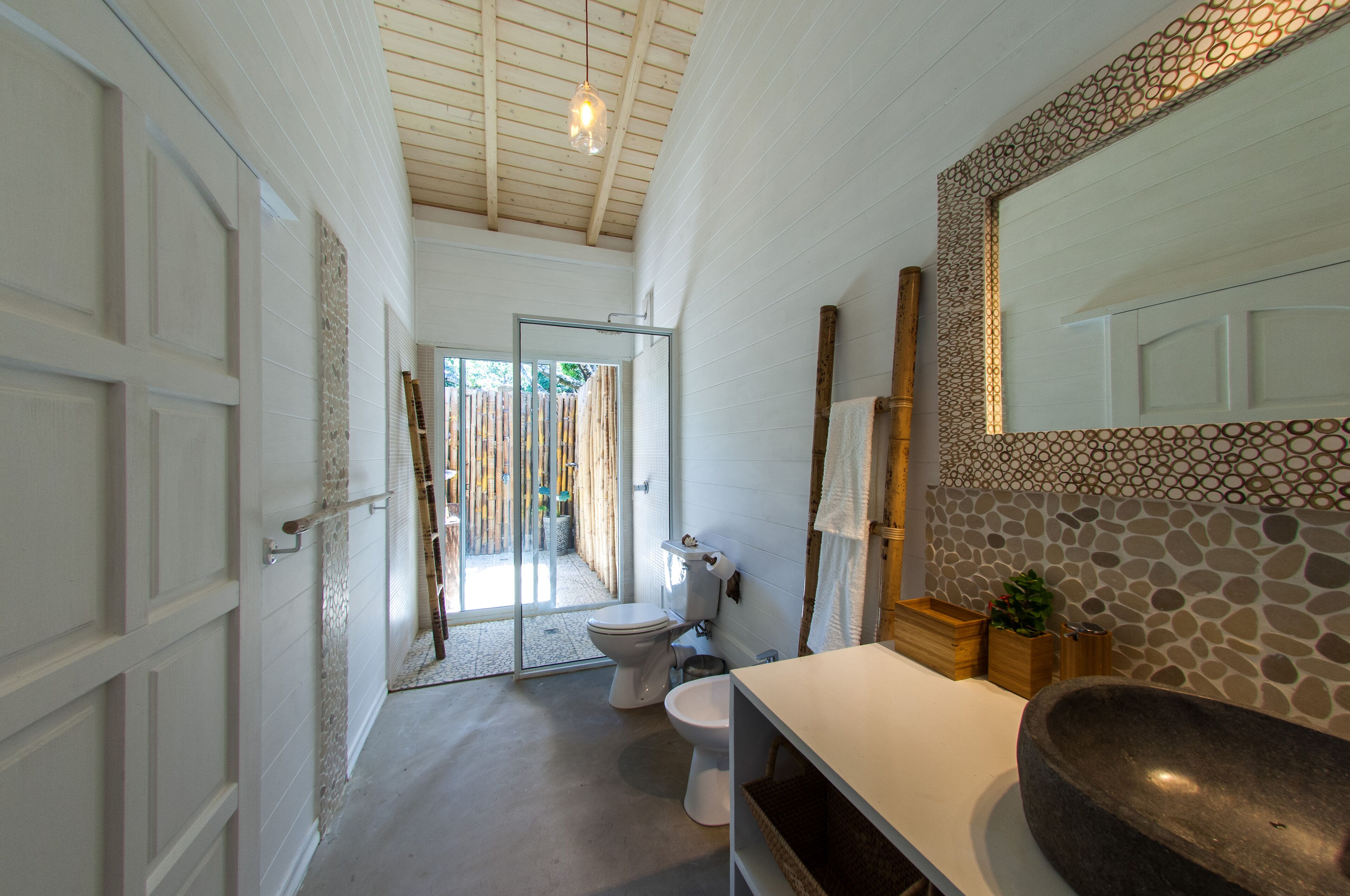 Bruser, hårtørrer, bidet, håndklæder