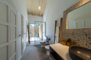 Shower, hair dryer, bidet, towels