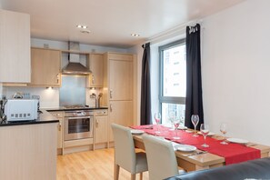 Fridge, microwave, oven, stovetop - Providing Stylish City Living within the vibrant shore area (Edinburgh)