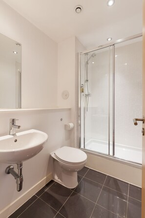 Bathtub, hair dryer, towels, shampoo - Providing Stylish City Living within the vibrant shore area (Edinburgh)