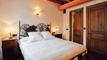 5 dormitoris, planxa i posts de planxar, Internet i roba de llit