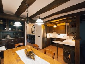 Réfrigérateur, four à micro-ondes, un four, lave-vaisselle